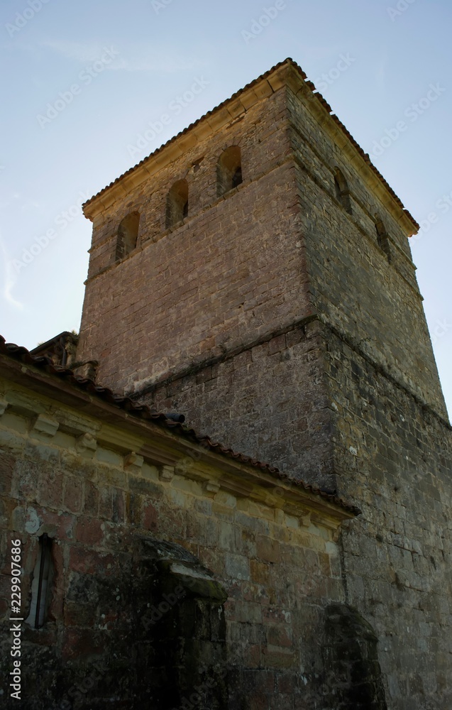Torre de la Colegiata de Santa Juliana en Santillana del Mar en Cantabria