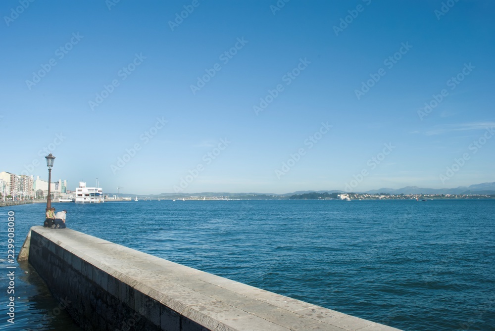 Espigón en el puerto de Santander