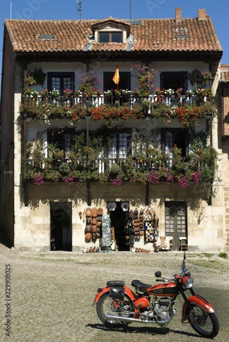 Casa antigua y motocicleta antigua
