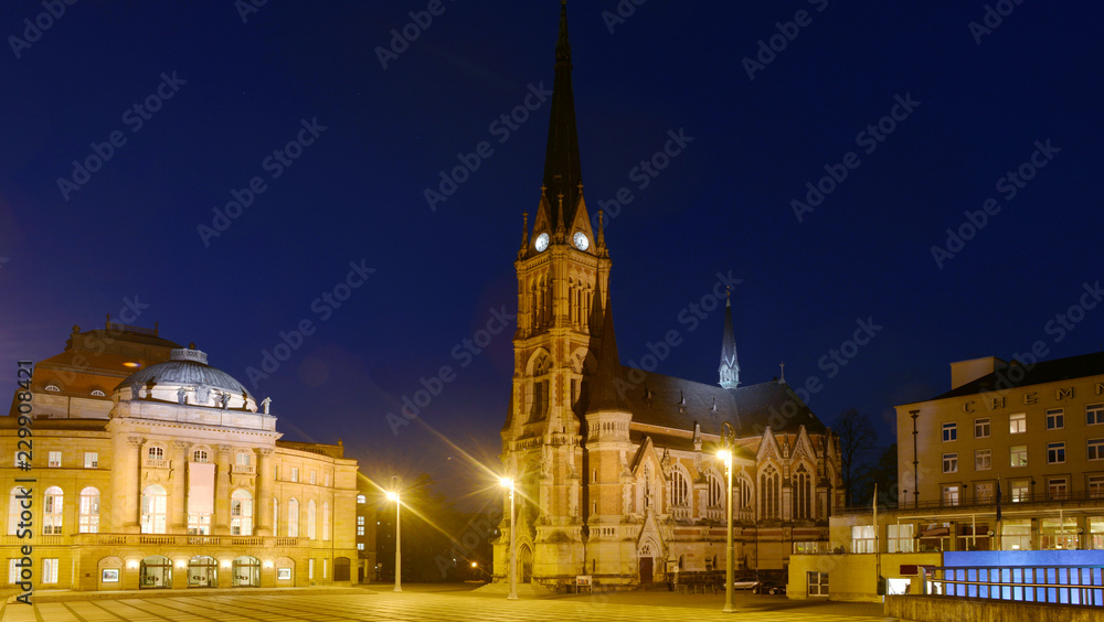 Chemnitz Stadtzentrum Theaterplatz mit Oper und Petrikirche bei Nacht