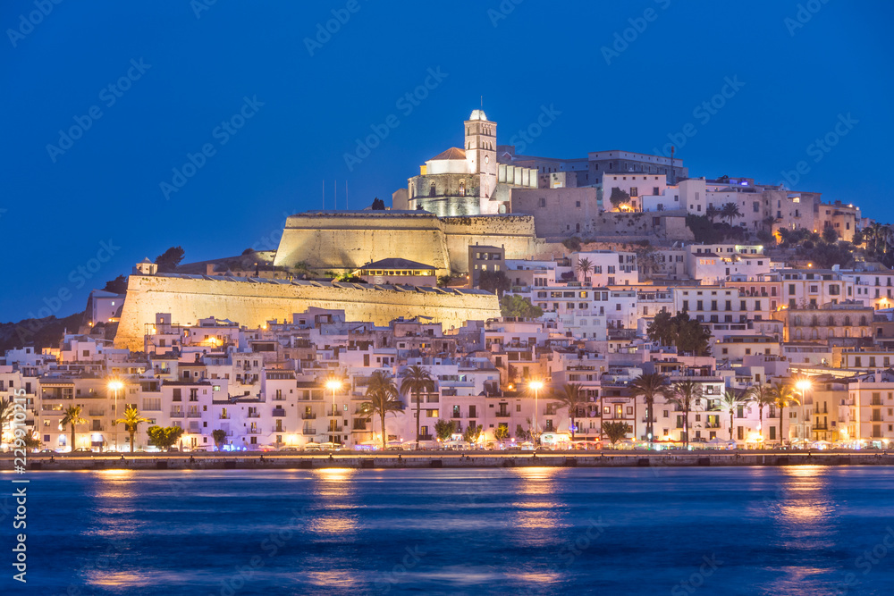 Ibiza - Blick über das Meer auf Ibiza-Stadt und die Altstadt Dalt Vila