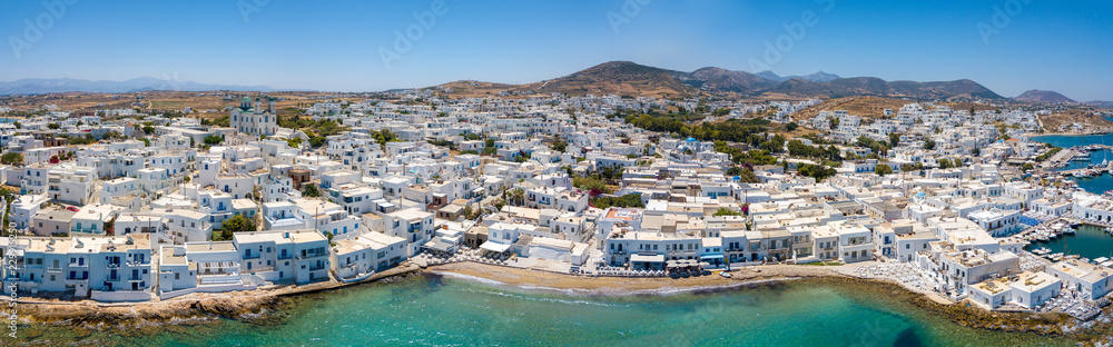Obraz premium Panoramablick auf das idyllische Fischerdorf Naousa auf der Insel Paros, Kykladen, Griechenland