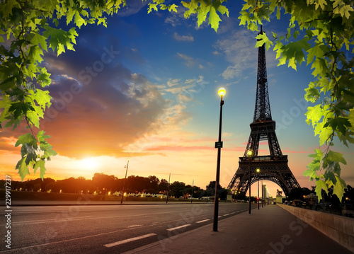 Beautiful sunrise in Paris © Givaga