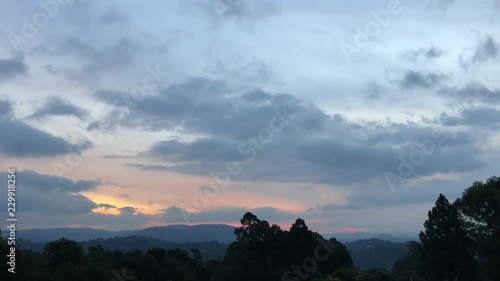 timelapse das nuvens e por do sol