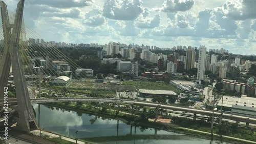 timelapse com nuvens e predios da cidade