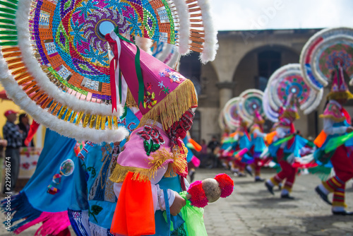 danzantes mexico mexicanos de atempan puebla colores capas quetzales flecos penachos