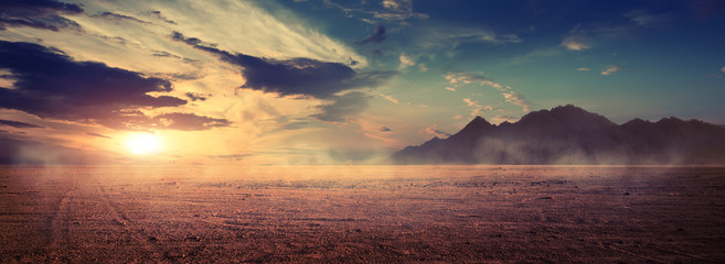 Crédence de cuisine Afrique Montagnes égyptiennes au lever du soleil  © Givaga