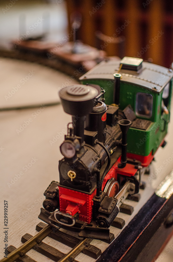 Fototapeta premium juguete de maquina miniatura vías tres negro con rojo antiguedad
