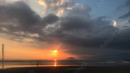 timelapse do por do sol na praia 