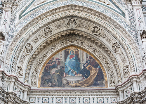 Fotografija Incredible detail in the sculpture and artwork on the duomo in Florence, Tuscany