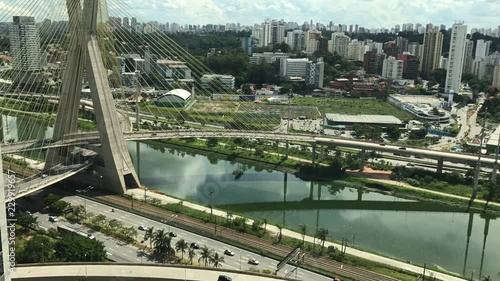 time lapse da ponte estaiada com carros e rio