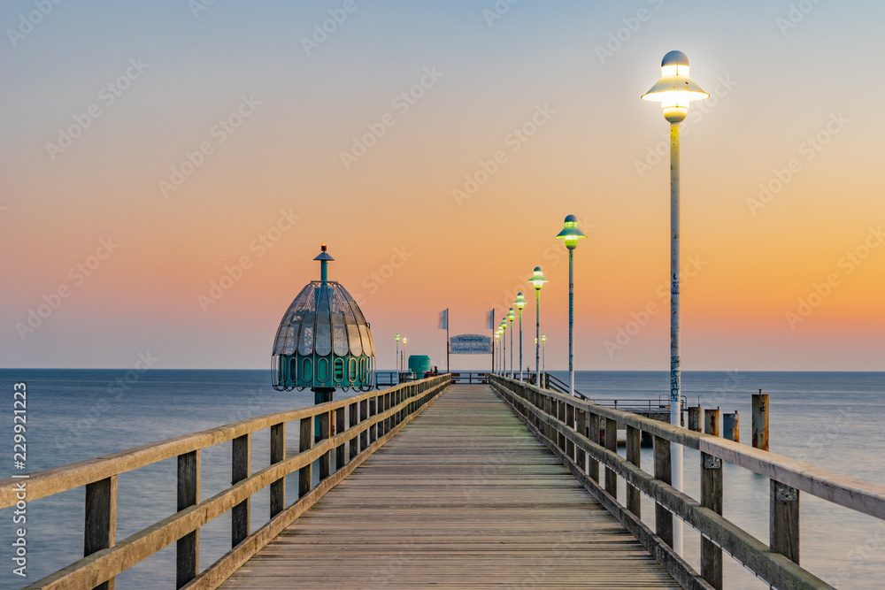 Obraz premium Vinetabrücke Ostseebad Zinnowitz am frühen Morgen