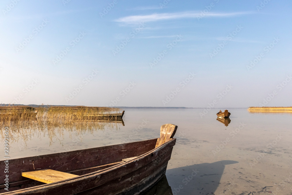 Obraz premium old fishing boat on the beach