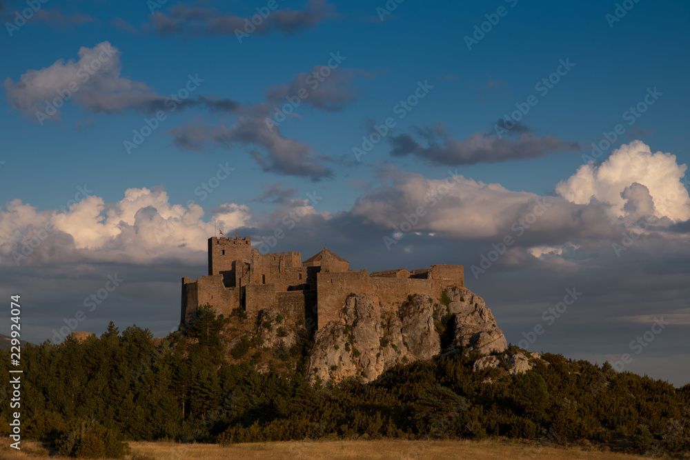 castillo en una montaña castillo en una montaña