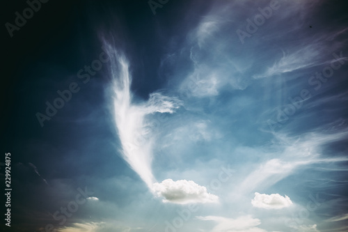 Ciel en mouvement, formes dans les nuages © PicsArt