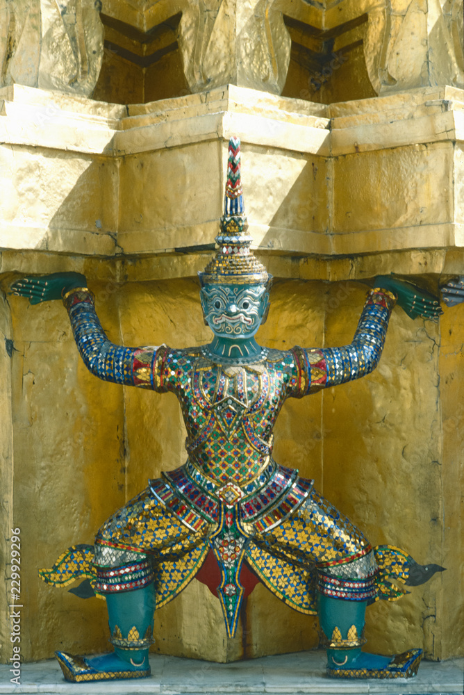Karyatide an der Gold-Chedi im Königspalast von Bangkok