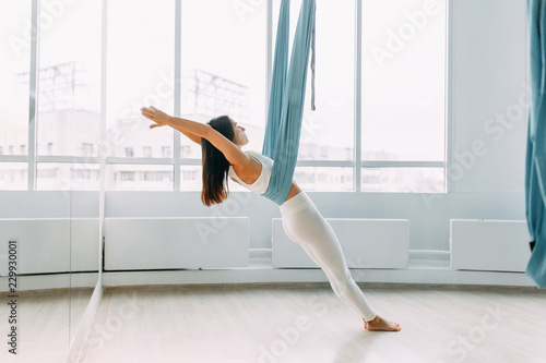 Tableau sur toile Training on a hammock with a beautiful girl