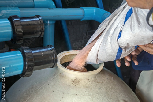 Принти на полотні Filling sand into sand filter