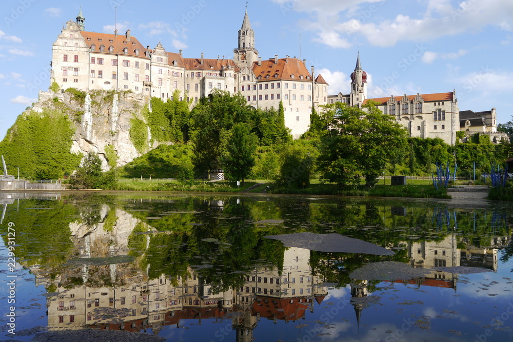 Märchenschloss mit Wasserspiegelung in Sigmaringen