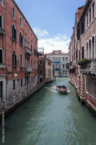 Boot fährt durch Venedig Kanal  © Irina