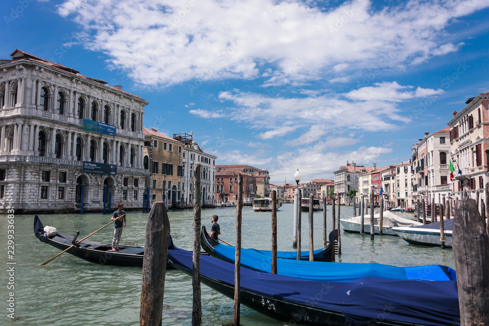 Obraz premium Blaue Boote in Venedig