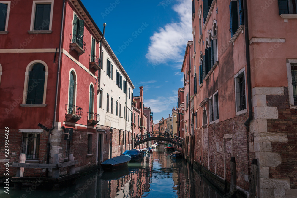 Häuser und Kanal und Brücke in Venedig