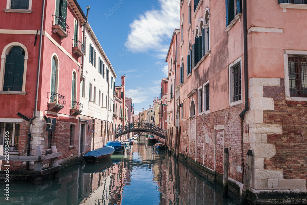 Häuser und Kanal und Brücke in Venedig