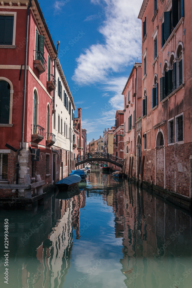 Blick auf Kanal und Brücke in Venedig Wolken spiegeln sich in Wasser