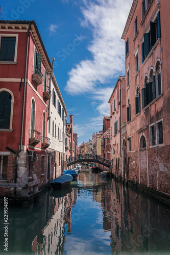 Fototapeta Naklejka Na Ścianę i Meble -  Blick auf Kanal und Brücke in Venedig