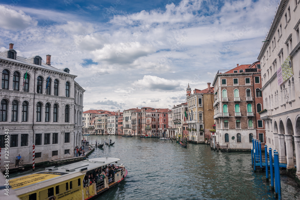 Boot und Blick auf Venedig Kanal