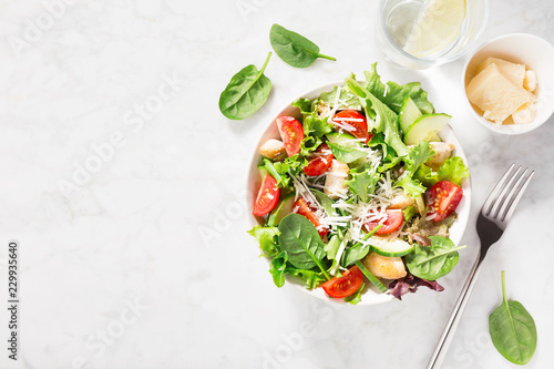 Obraz na plátně Tasty fresh salad with chicken and vegetables
