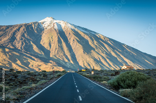 Straße mit Vulkan auf Insel Teneriffa