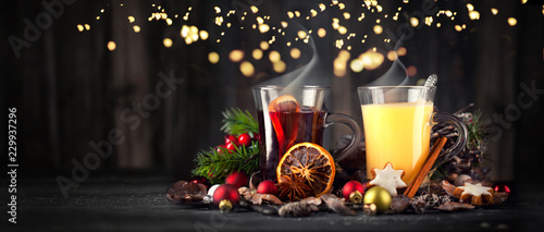 Quadro su tela Eierpunsch und Glühwein zur Adventszeit