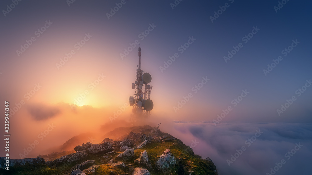 Fototapeta premium wieża telekomunikacyjna na szczycie góry Oiz