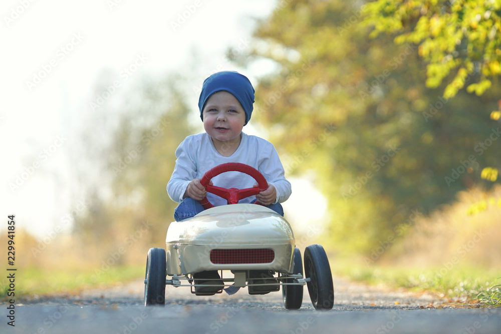 mit dem Tretauto im Herbst unterwegs mit dem Tretauto im Herbst unterwegs