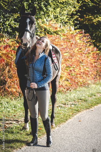 Junge schöne Frau und schwarzes Pferd Ausritt, reiten, Derssur, Reiterin  Stock Photo | Adobe Stock