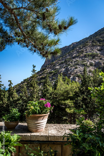 Blumen und Aussicht von einem Kloster in Kreta  Griechenland