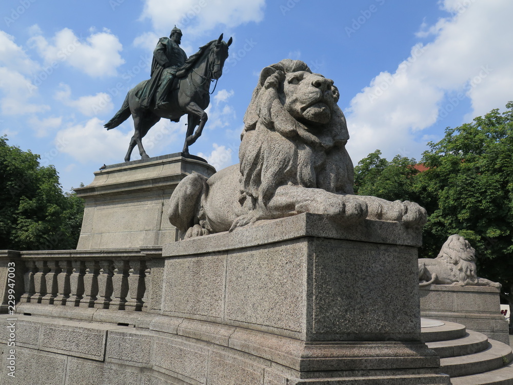 Reiterstatue Kaiser Wilhelm in Stuttgart mit Löwenskulptur Stock Photo ...