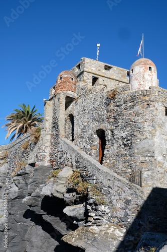 castello architettura pietra grigio antico cielo azzurro 
