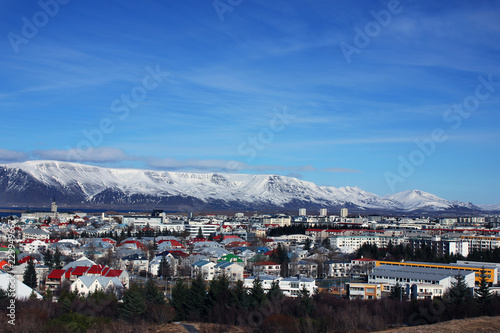 アイスランドの街並みと氷河 © kesin
