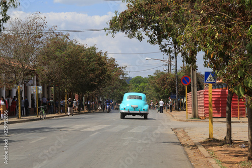 Schöner türkisfarbener blauer Oldtimer im Straßenverkehr auf Kuba (Karibik)