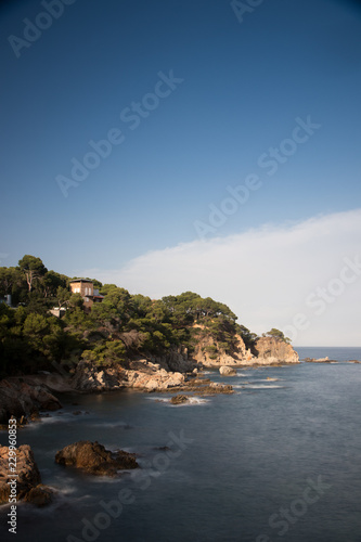 playa con rocas y cielo