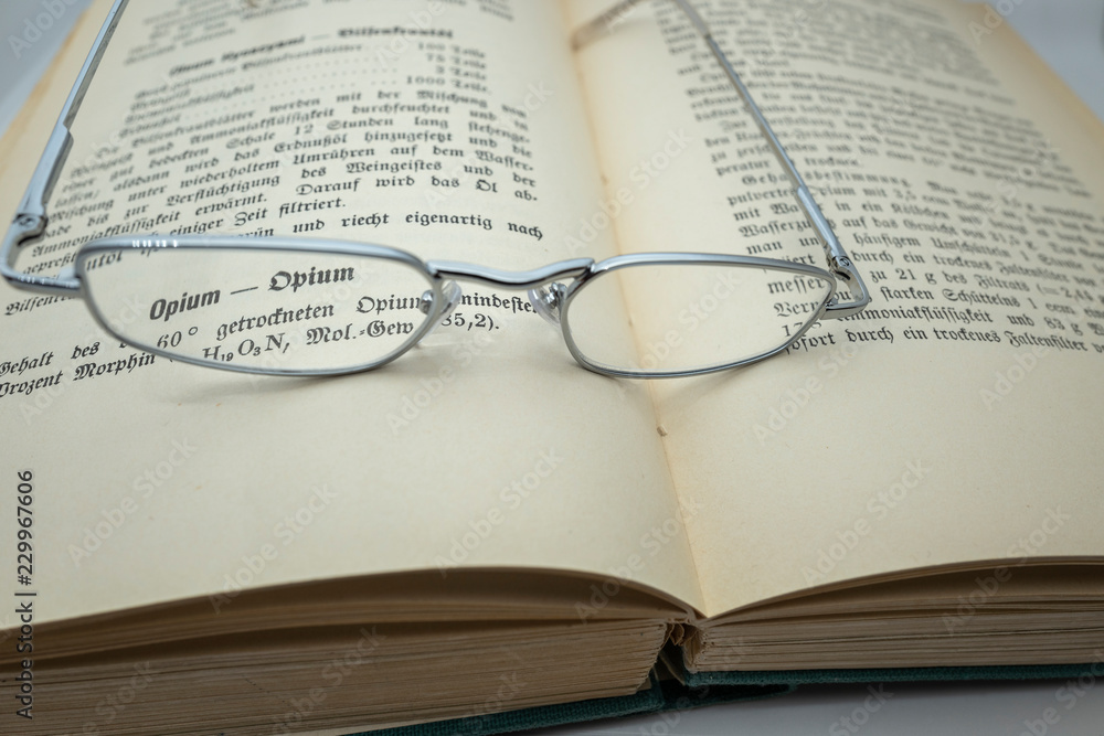 Naturwissenschaft durch die Brille betrachtet Naturwissenschaft durch die Brille betrachtet