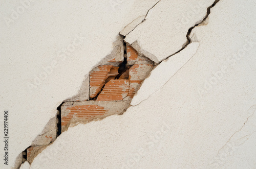 wall damage earthquake brick