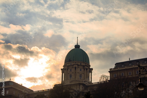 Abendhimmel - Gegenlichtaufnahme vom Burgpalast, ein Wahrzeichen von Budapest, Ungarn