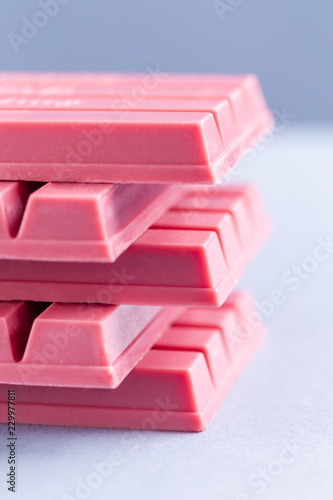 Obraz na płótnie Finger Ruby Chocolate Bar made from ruby cocoa bean. New dimension of chocolate sweets. w salonie