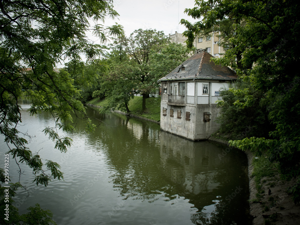 domek nad rzeką