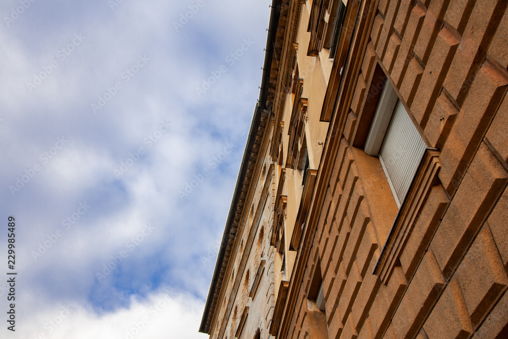 Altbau in Budapest: Fassade eines leicht renovierungsbedürftigen Gebäudes in der ungarischen Hauptstadt