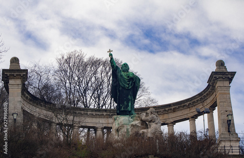 Statue des heiligen Gerhard in Budapest, der Hauptstadt von Ungarn photo