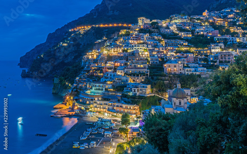 Positano an der Amalfiküste zur Blauen Stunde; Italien photo